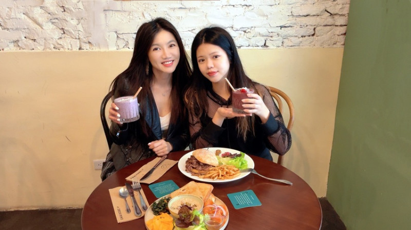 台北市松山區【內湖美食】OMNIVORE 雜食者，捷運內湖站寵物友善餐廳，超豐富早午餐【捷運美食】多種三明治及漢堡，美國再台協會AIT美食推薦