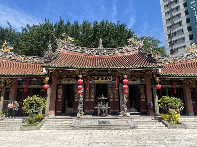 劍潭古寺~台北地區最古老的廟宇 但被修復新新的樣貌 @Bernice的隨手筆記