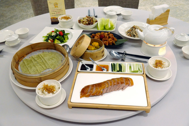 桃園市桃園區全台最美烤鴨餐廳-晶粵軒烤鴨餐廳桃園店，桃園裝潢美、餐點精緻，品粵軒烤鴨套餐，家庭聚會、商務宴客首選