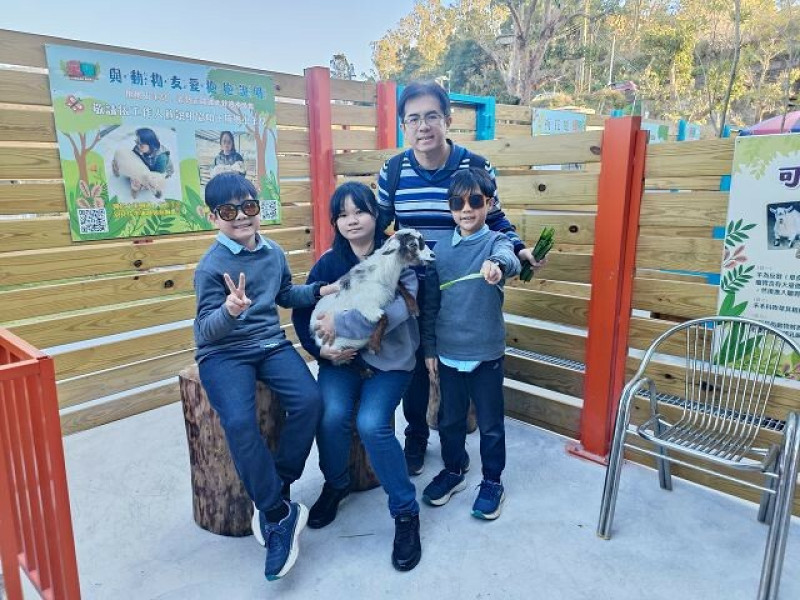 童萌農場 | 苗栗親子景點．近距離和超多小動物互動．還可以抱小小羊！