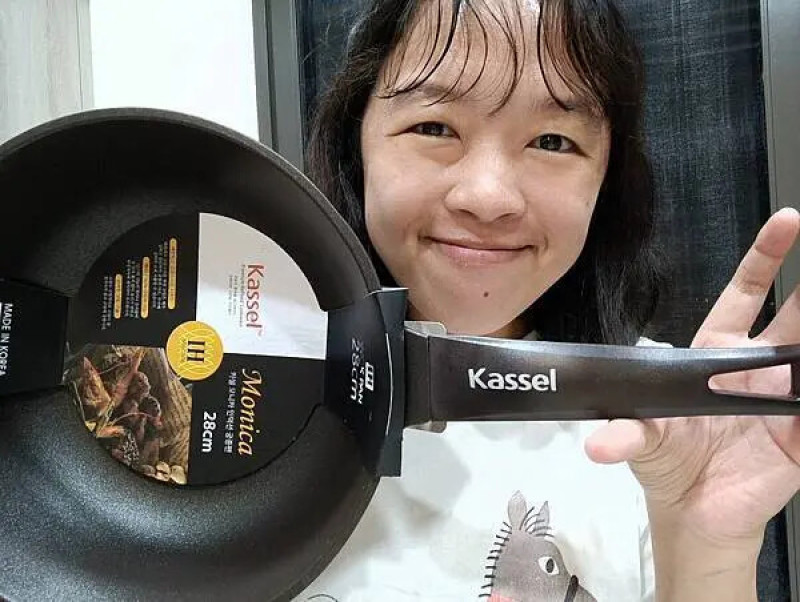 就是好讚！【韓國Kassel 鑽石超導熱不沾輕量深炒鍋-28cm(不沾鍋/不挑爐具/IH爐可用鍋/好讚鍋)】輕量炒美味