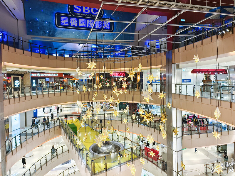 桃園市中壢區2024大江購物中心》2024年最美室內聖誕裝置藝術，Z世代購物首選！好拍、好逛、好好吃！全年免費停車，就在