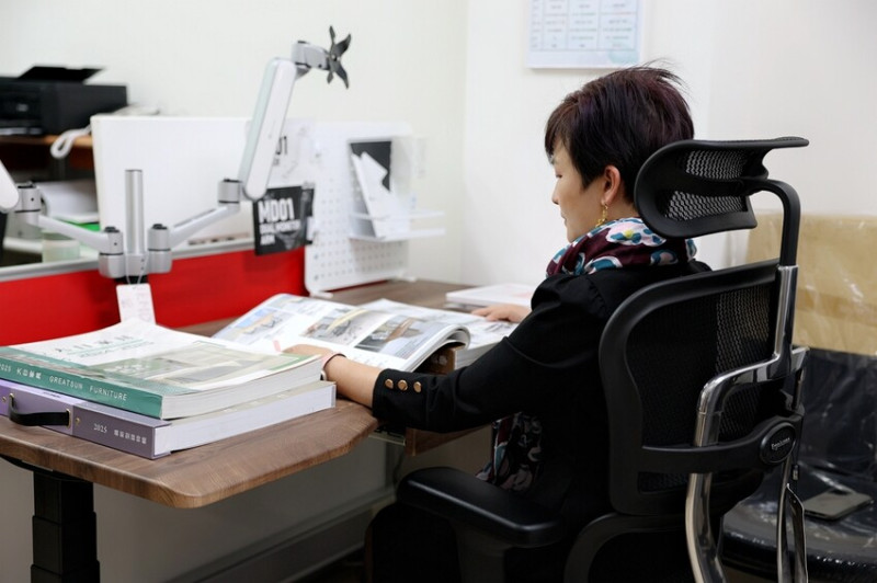 辦公族天堂！富皇OA辦公家具一次滿足人體工學椅、辦公桌椅、升降桌、螢幕支架需求