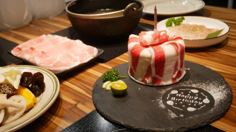 鐵了心火鍋（苗栗竹南店 ）- 288元起享蔬食自助吧，提供12種湯頭、多樣肉品搭配，當月壽星招待「生日肉蛋糕」ヾ(＠⌒ー⌒＠)ノ