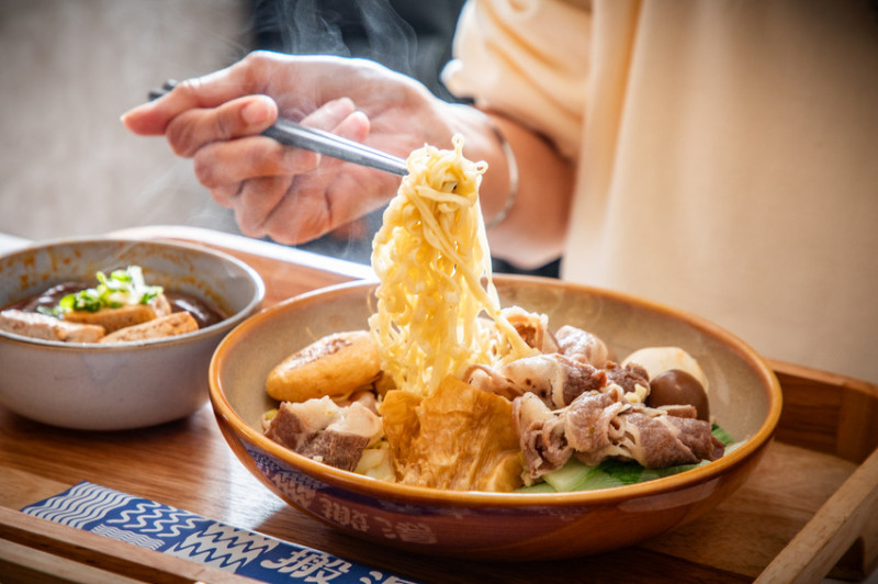 搬湯弄煮-台北八德店｜靠一碗湯征服上班族！配料澎湃、湯頭厲害爆紅湯煮料理，價位還很親民