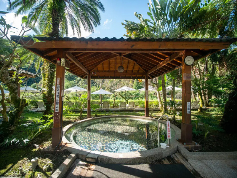 新竹尖石溫泉渡假推薦！泡湯住宿一站滿足，峇里島風住宿超美。