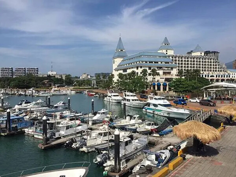 淡水輕軌藍海線一日遊(漁人碼頭、情人塔、情人橋、福容大飯店)