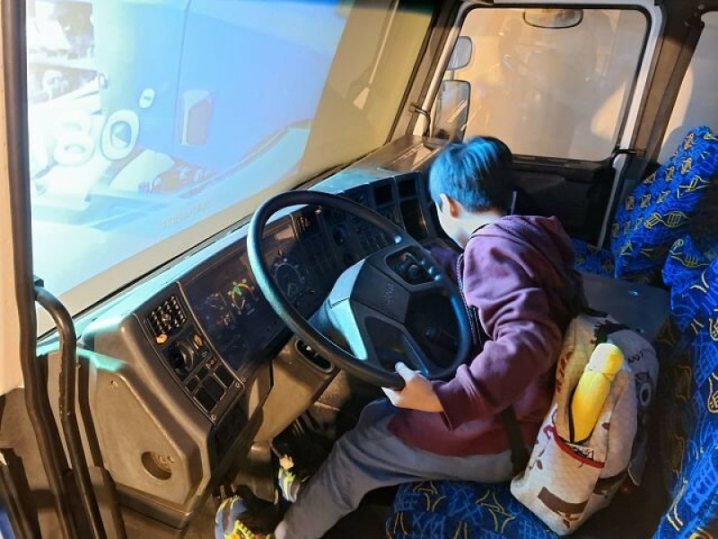 桃園市龜山區台塑企業文物館 | 桃園免門票室內景點．體驗開卡車的樂趣．岩洞裡看能源劇場．展示內容豐富好拍照！