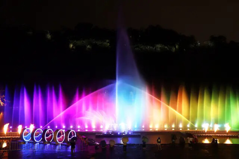 2025碧潭水舞季，活動日期：2025/5/24㊅ – 2025/7/6㊐，夜晚限定魔幻秀，水火同源💦🔥煙火、水舞、光影秀一次滿足的夢幻夜晚！