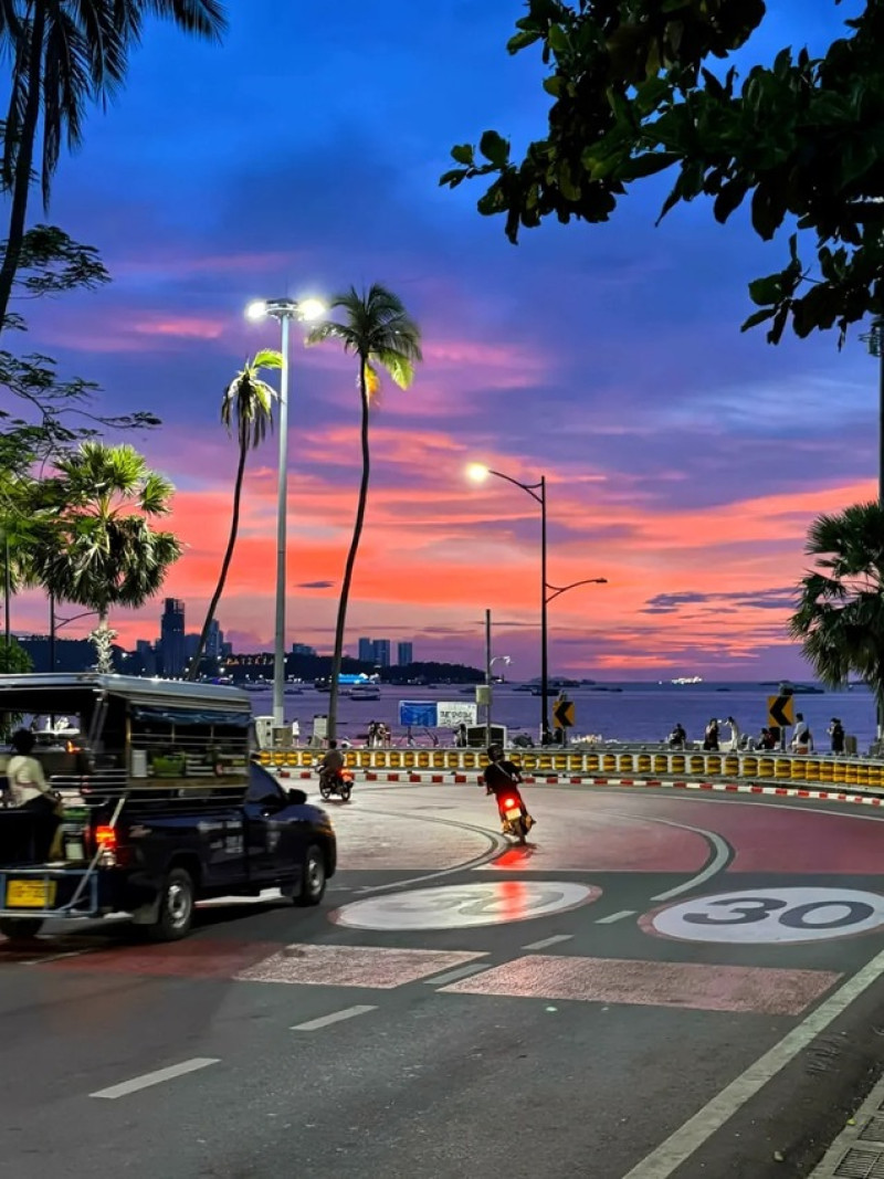 泰國2025芭達雅到BKK機場交通怎麼挑？包車、巴士、Grab哪一個最划算