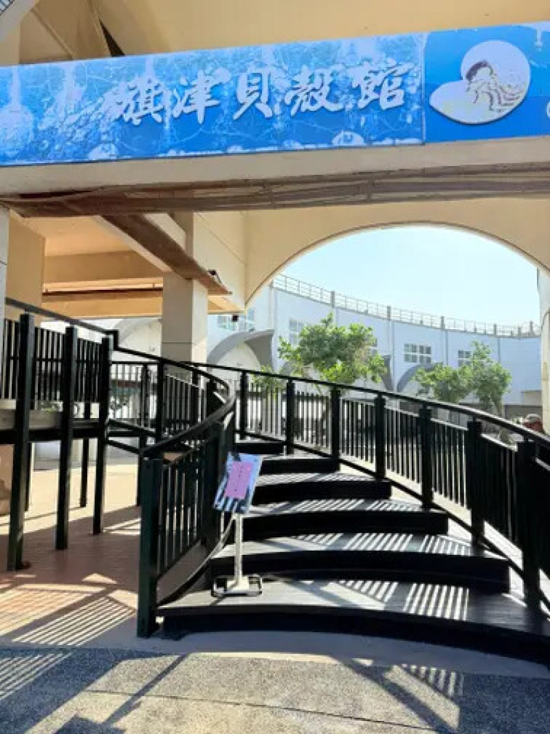 高雄旗津半日遊：推薦必去景點以及好吃的鴨角活海產海鮮料理。旗津的夕陽無限好