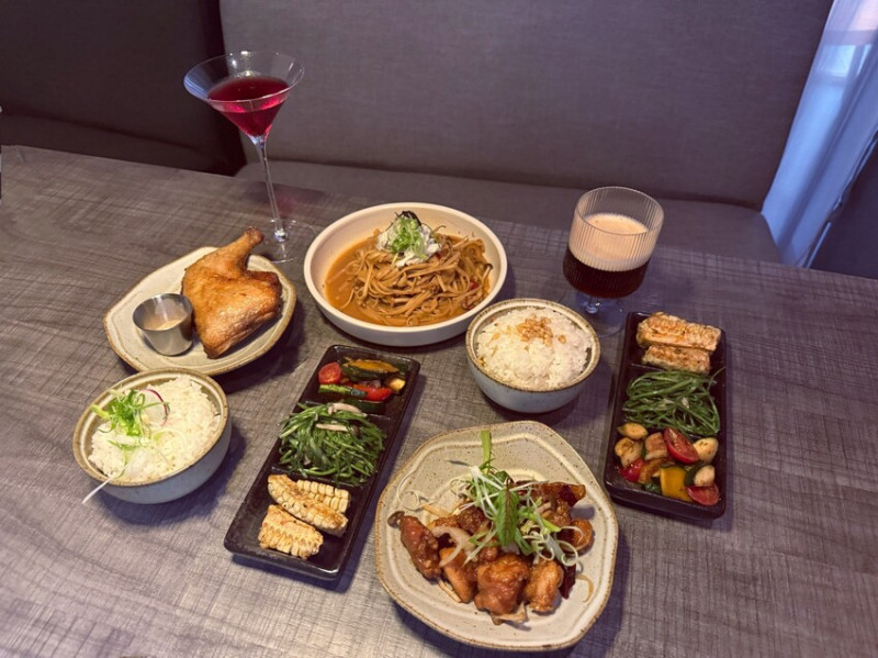 台北市大安區大安區美食「東區聚餐推薦」Cheers&Co.咖啡餐酒館，從中午營業的療癒系餐酒館「巷弄美食」捷運忠孝復興站美食