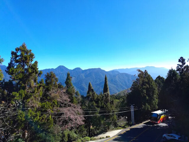 【遊記】最終章，驚見「中央山脈」戴上了「白帽子」，清境農場 (高空觀景步道) - 大漠國渡