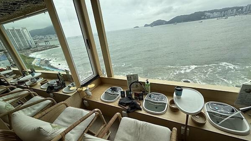 來釜山必做10件事│韓版聖托里尼│白淺灘文化村海景第一排│一整排海景餐廳任你選│Footbath Cafe View足浴咖啡廳│專人泡麵海景餐廳│海景拍貼機│釜山藍看海好療癒