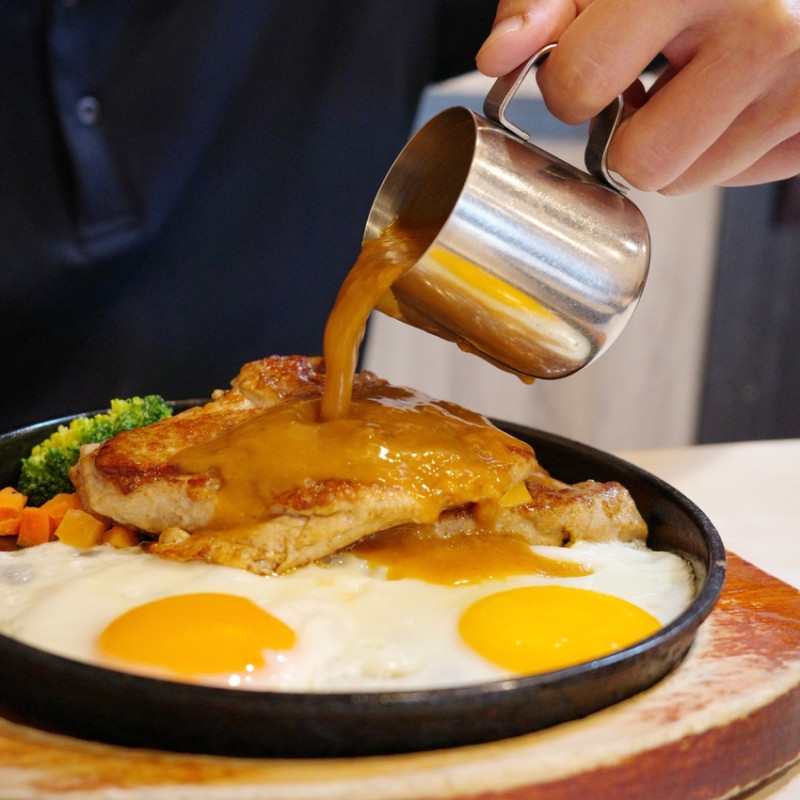 魔力牛牛排｜台南人氣平價牛排店｜戰斧豬排、沙朗厚片實吃分享