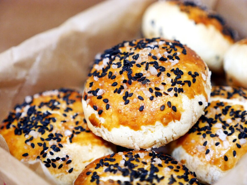 員林也有甜燒餅! 鹽之華酥香餅皮夾著奶油酥餅相仿的內餡，不小心就掃掉半盒