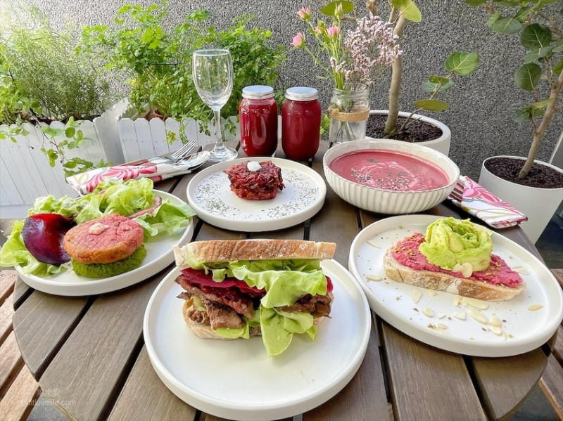 以甜菜根為主題的特色輕食料理餐廳，把美學與料理結合，創造出好看又討喜的好滋味