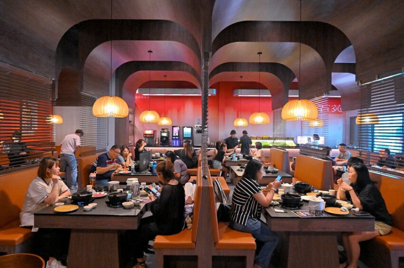 台中海線王牌火鍋太平新開店 火烤兩吃鍋推薦 一個人也能吃砂鍋魚頭  尚石苑火鍋太平店