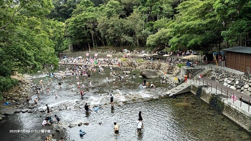 2025愛在一起玩，今夏露營趣Day 1，📌小烏來風景特定區⇨🍜桃園龍鳳小館(羅信果園)⇨🏕️拉拉山天恩農場，山林系BBQ露營好好玩。