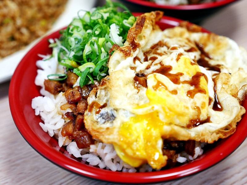 蔥花、炸蛋、滷肉飯的搭配好犯規，台中太平這家小吃的炒飯充滿鍋氣，比專賣店還厲害