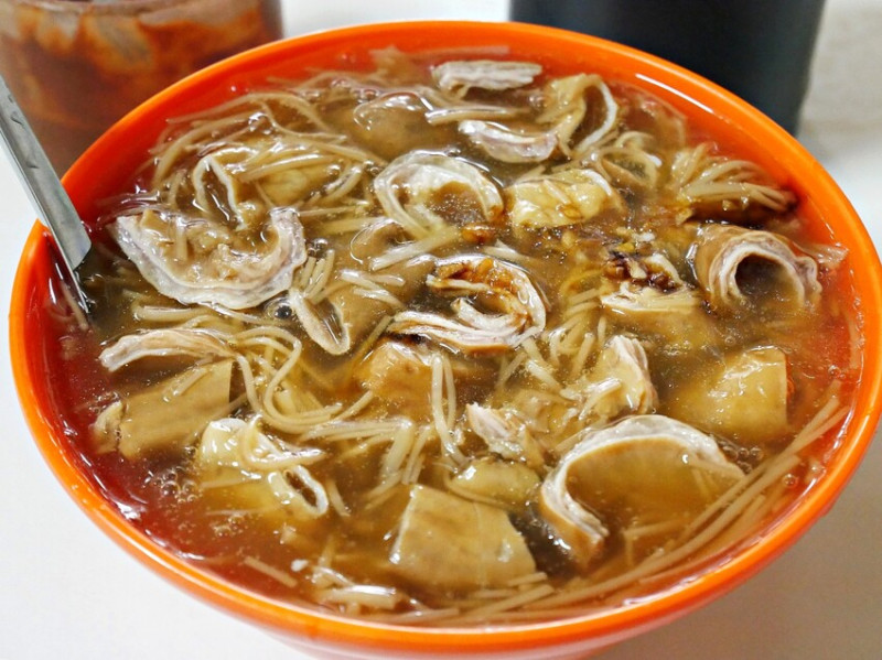 三重人氣大腸麵線，老饕都說懂吃的人都加腸，還必須加辣加九層塔