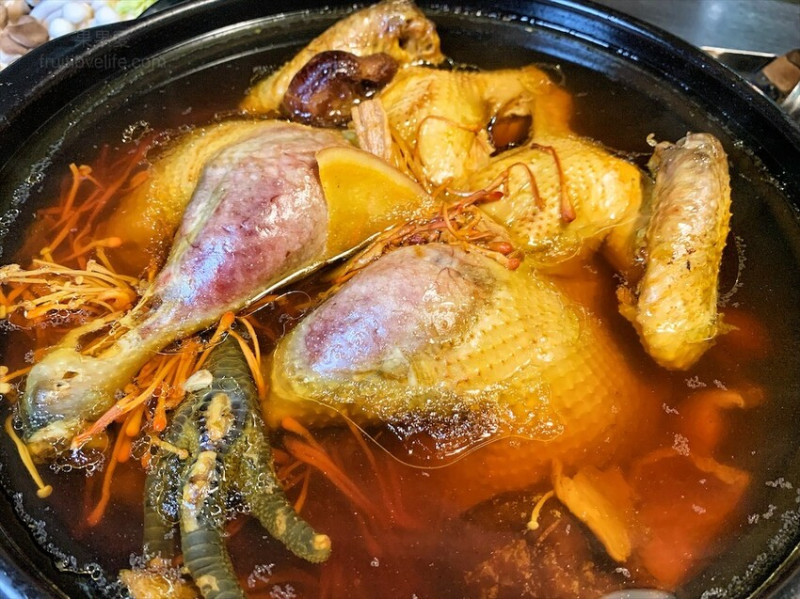 黃金蟲草古早雞海味料理饗宴，大份量又美味