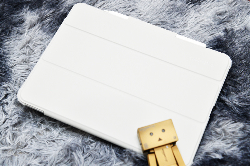 【iPad配件開箱】Spigen iPad Air Skin Pro-磁吸可拆式防摔保護套，透明PC背板，晶透明亮。超強吸力分離式面蓋，緊緊包覆又多工使用。沉穩的外表，有堅強的內在！獨家氣墊技術，軍規