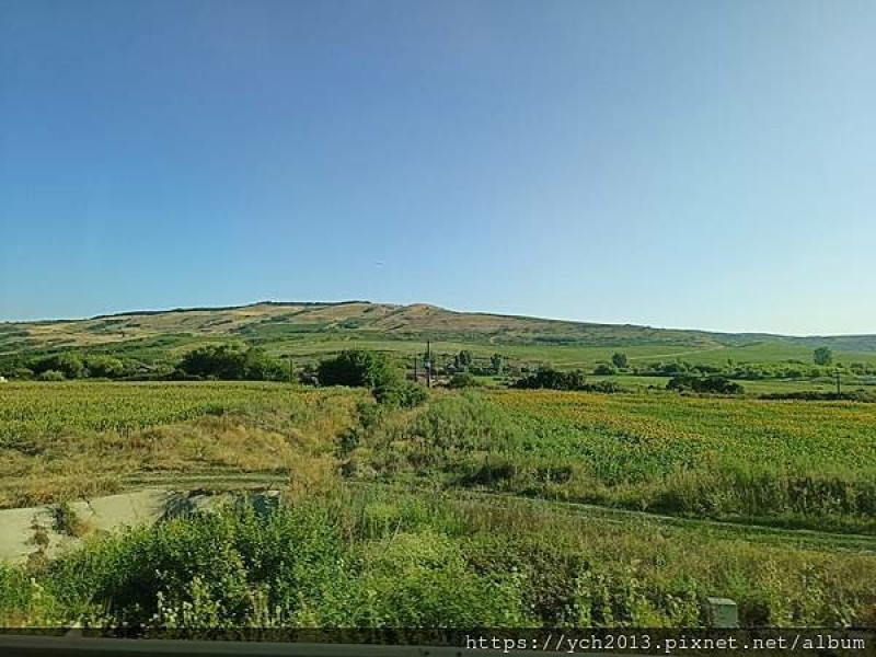 沿著蜿蜒小路翻越美麗高聳的喀爾巴阡山，冷風吹拂的高山驛站有羊兒低頭吃草(羅馬尼亞旅遊)