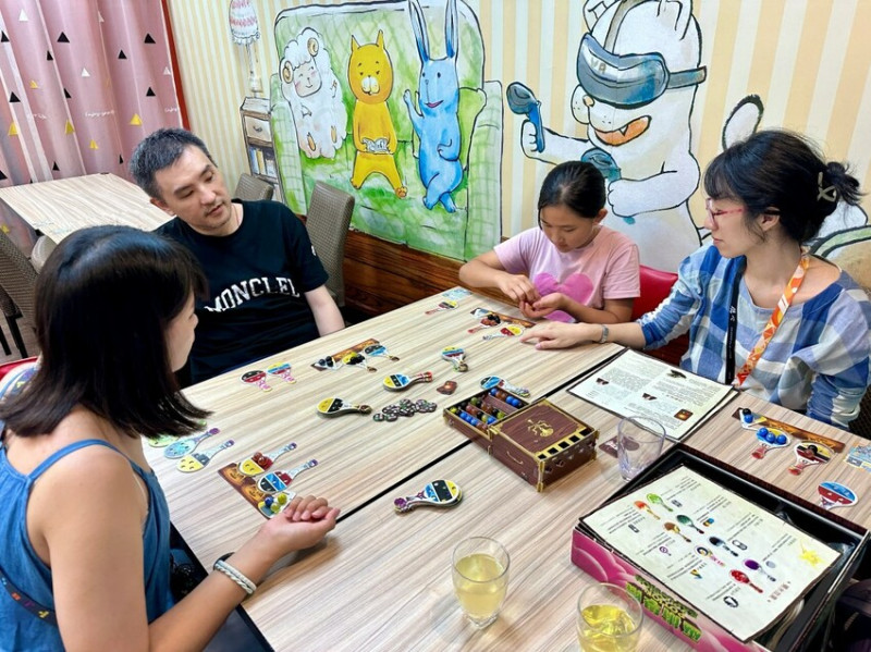 貳家桌遊 北車創始店｜北車最狂桌遊空間！北車深夜不無聊！24小時桌遊首選！北車桌遊推薦、台北室內景點推薦、台北桌遊推薦、雨天室內推薦 - 佛系旅遊筆記