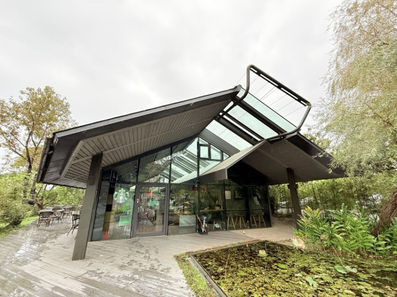 新北淡水一日遊：文藝森林系咖啡廳星巴克雲門門市。鄰近淡水河堤景色優美的真理大學