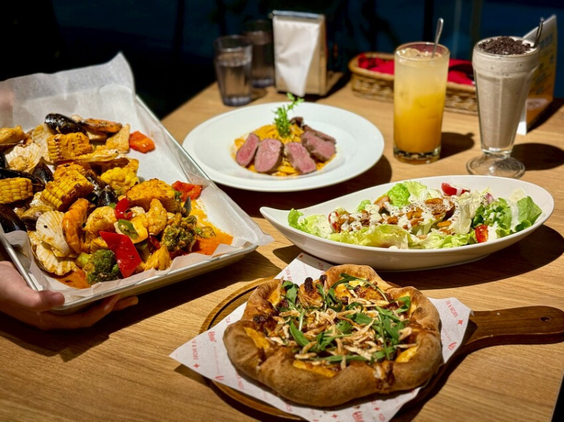 【內湖美食推薦】Vasa 瓦薩美式餐廳2025年度新品上市！超狂海鮮超載水桶餐，必吃櫻花蝦明太子比薩，超值雙人、四人套餐，聚餐約會怎麼點都划算！