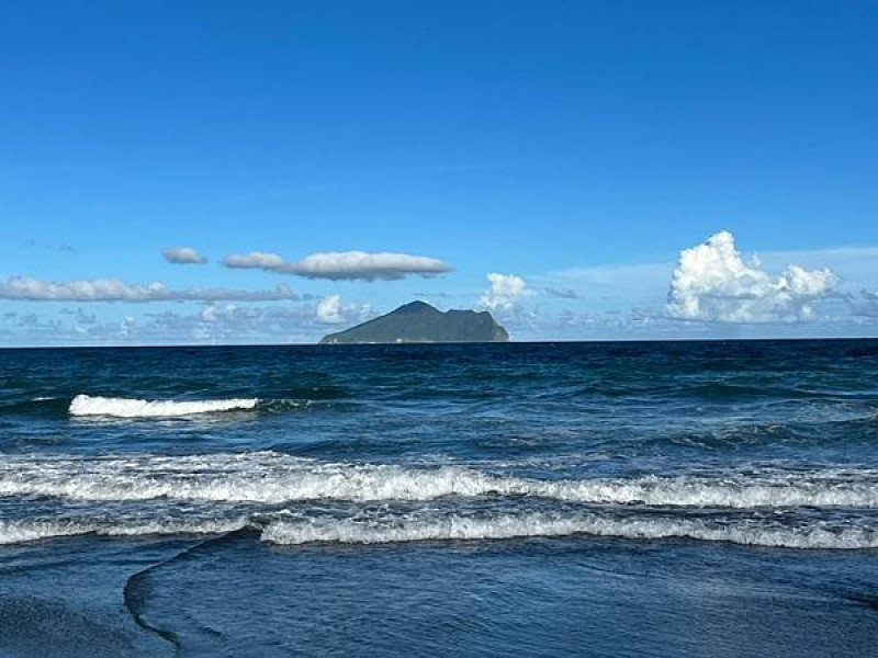 宜蘭縣頭城鎮宜蘭玩水景點推薦_外澳沙灘&遠眺龜山島