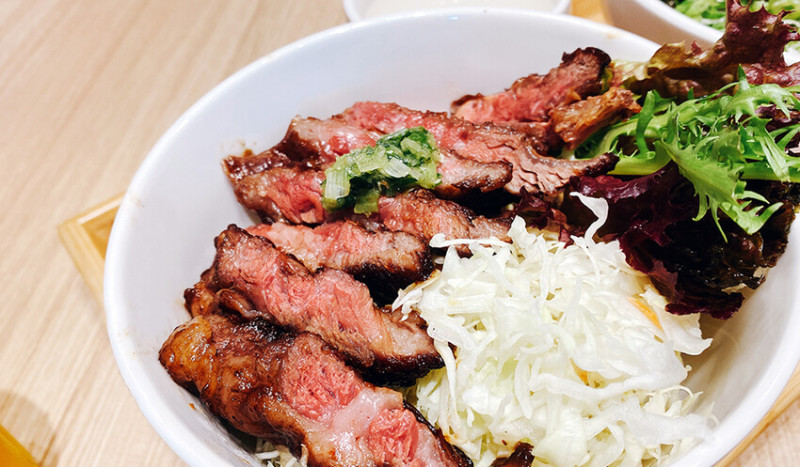 三峽美食燒肉丼飯【肉享家 Niku Bliss】橫膈膜牛肉限量好吃，肉享日免費加肉不加價，燒肉如瀑布般溢出，店內小菜、飲料無限喝，吃肉肉好地方，設計超犯規的北大特區美食推薦