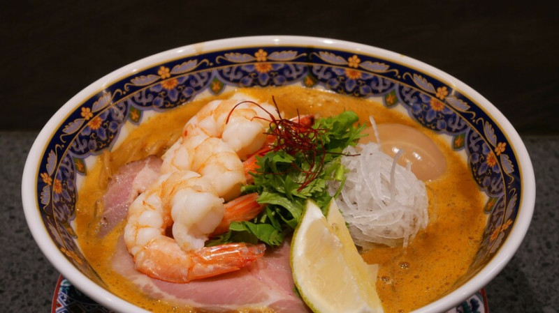 台中市中區麵屋海鳴-鄰近台中火車站的蝦湯拉麵，推薦濃厚海老、馬薩拉海老，拉麵皆可免費加麵、加飯一次(*≧ω≦)