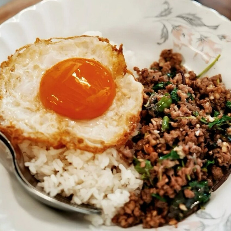 泰國🇹🇭清邁大學生最愛的打拋豬飯！