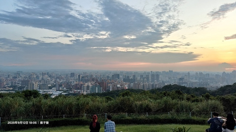 2025虎頭山環保公園，桃園夜景秘境！打卡必訪桃機一號，飛進夜空的藝術奇蹟。