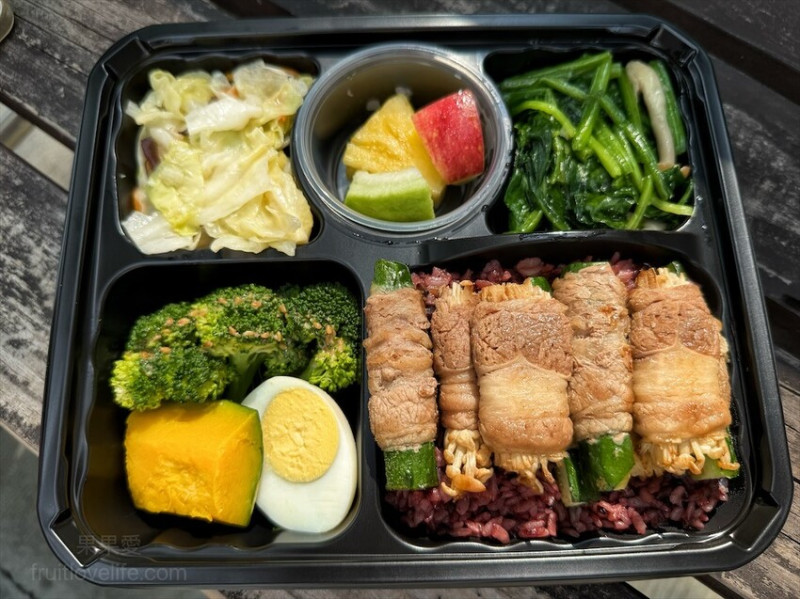 健康餐盒，主菜牛豬雞魚任你挑，美味又營養，另有提供會議便當、客製化餐盒