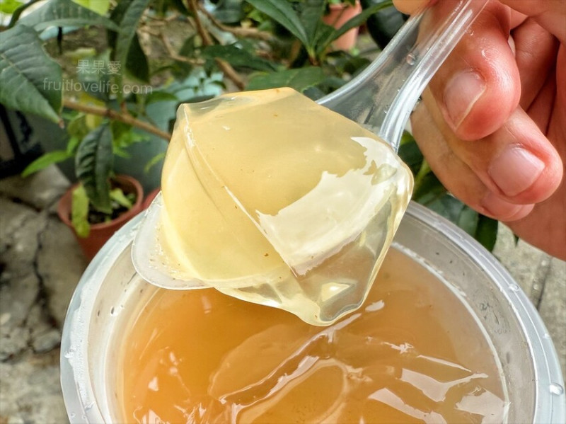 水湳市場內人氣手工仙草凍、愛玉，也有仙草茶和愛玉茶