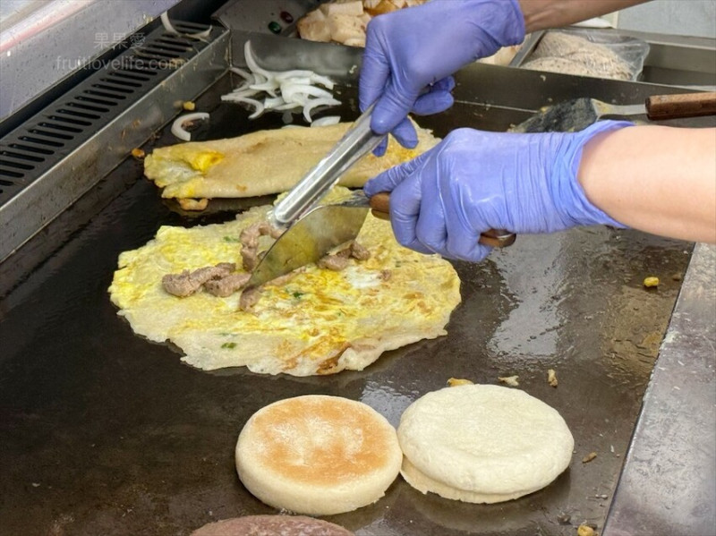 古早味粉漿蛋餅好吃，口味又多種，純牛肉滿福堡吃起來也很過癮