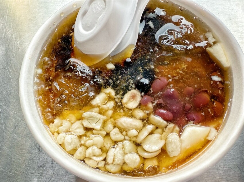 水湳市場傳承超過一甲子的豆花店，豆花綿密柔軟，配料也不馬虎