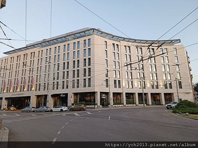 入住保加利亞首都索菲亞凱悅飯店／空間與服務都不錯，房間半夜下床有自動感應夜燈，早餐豐盛還能點桌上菜單的餐點