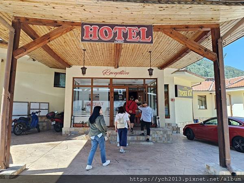 山中溪邊Gorski Kut Hotel And Restaurant享用鱒魚午餐