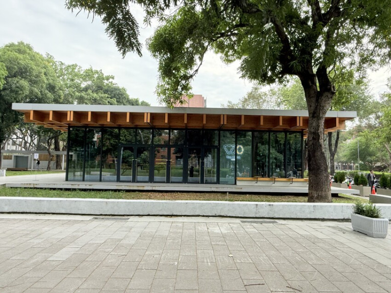 台南市東區台南成大 新園春室The POOL：一間美麗有機玻璃屋咖啡廳現身台南成功大學校園園區內