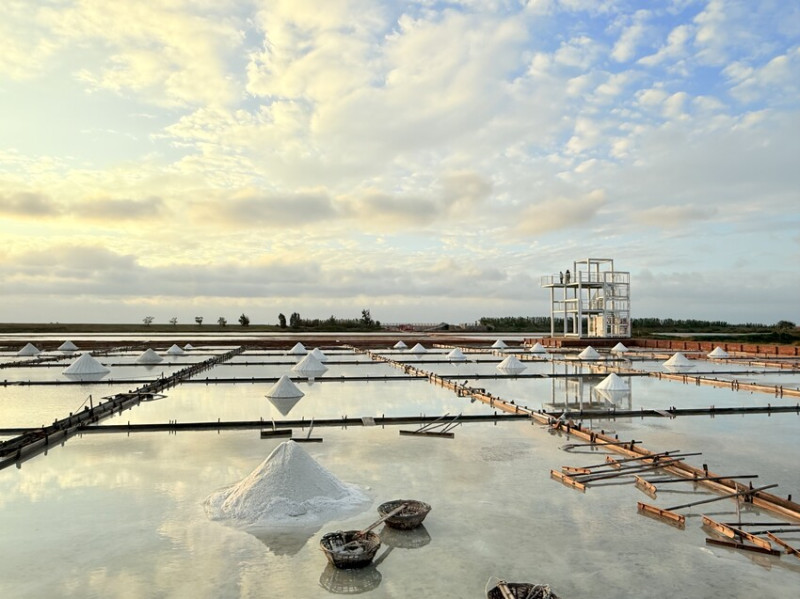 台南市北門區旅途中的幸福時光。台南北門井仔腳鹽田。必打卡絕美夕陽餘暉景色