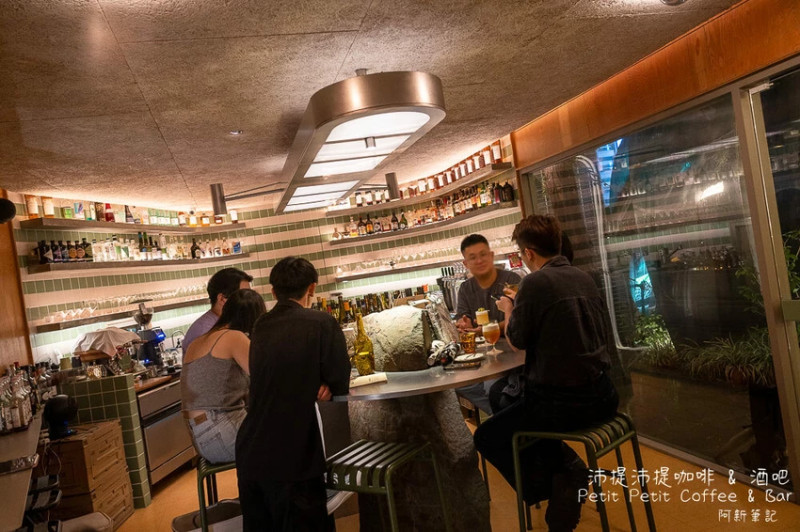 台中勤美超低調特色酒吧！Petit Petit約會餐廳，氛圍神秘調酒創新。