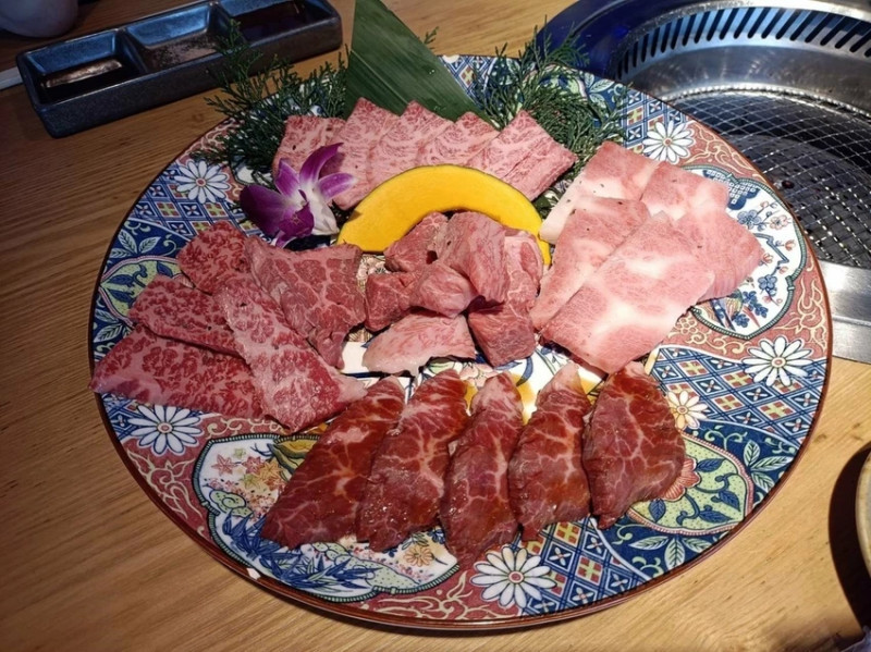 大阪道頓堀美食地圖！燒肉屋大牧場五，黑毛和牛五種類油脂滿分。