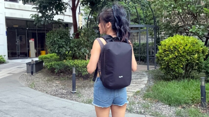 「穿搭美學」極簡中的力量，deya Urbanedge 黑後背包：質感、功能與永續的完美平衡！低調卻有型，防潑水 × 環保材質