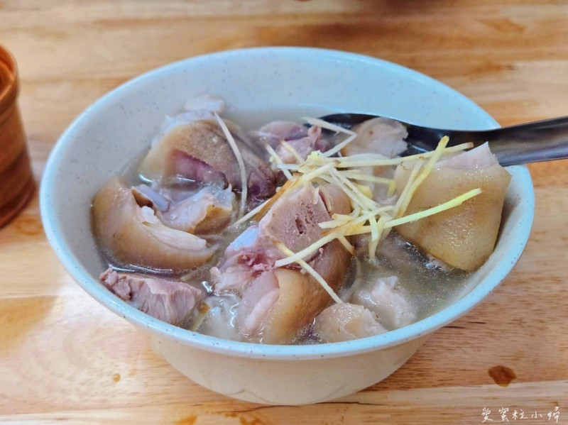 【旅食.台北】大稻埕慈聖宮美食街「許仔豬腳麵線」大樹下吹風吃豬腳｜大稻埕小吃｜慈聖宮美食｜大橋頭人氣...