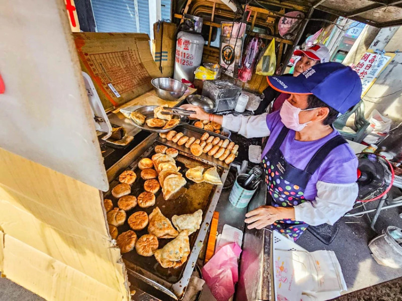 歲月揉進麵糰的家常味！969餡餅韭菜盒佛心價，在地人從小吃到大的老味道。