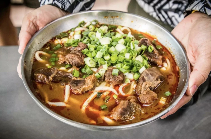 永川牛肉麵｜24小時營業，重口味牛肉麵的經典！免費加湯加麵老牌川味牛肉麵